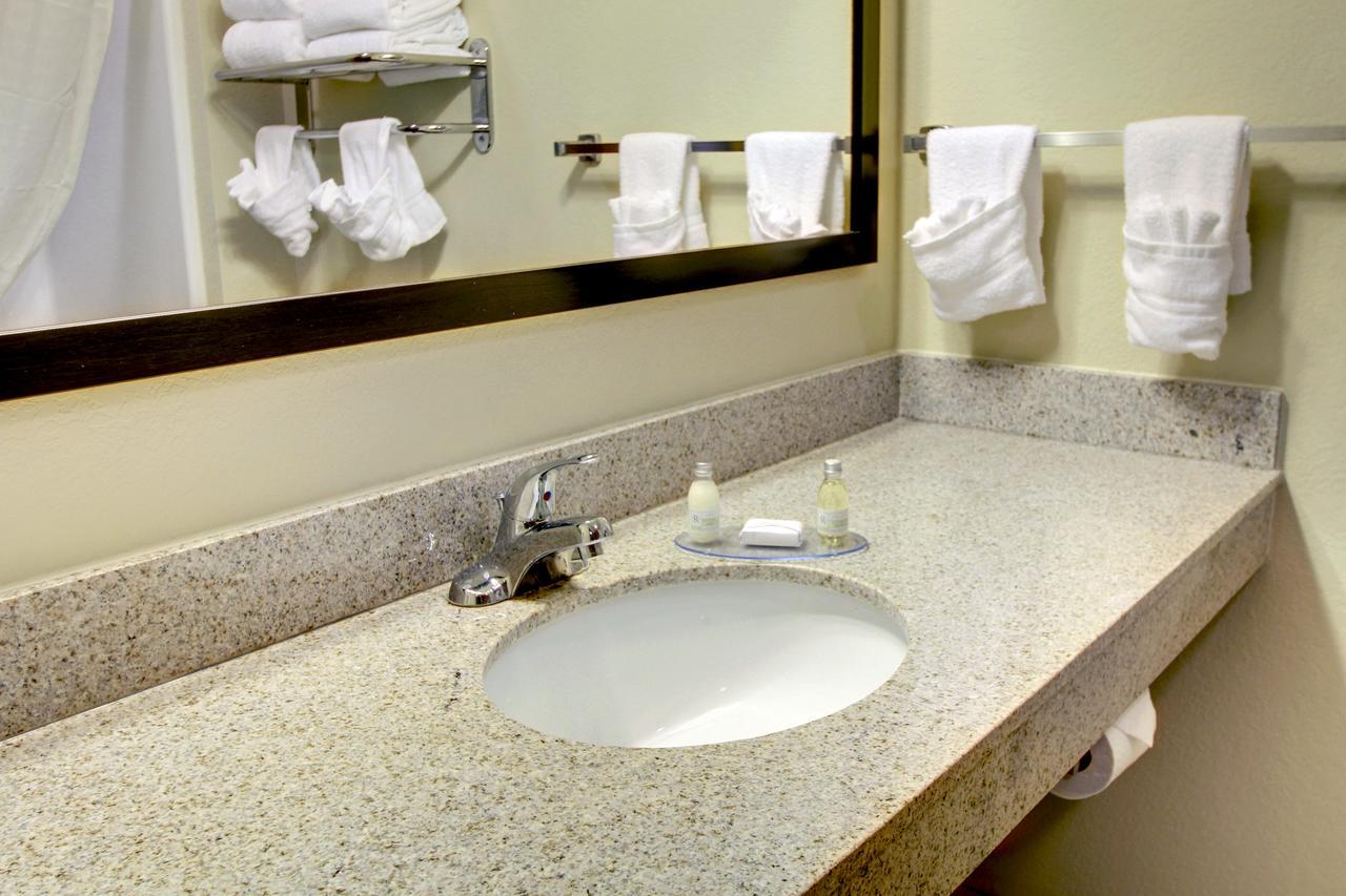 Cobblestone Inn And Suites - Eaton Bagian luar foto